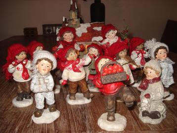 12 kerst / winter figuurtjes kerstdorp poppetjes beschikbaar voor biedingen