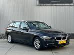 BMW 3-serie Touring 318i Essential, Navi, Clima, Cruise, NAP, 1445 kg, Zwart, Origineel Nederlands, 19 km/l