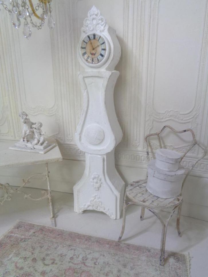 Brocante witte Mora klok , Poppenhuis 1:12…(FotoNr F43)*, Verzamelen, Poppenhuizen en Toebehoren, Nieuw, Poppenhuis, Ophalen of Verzenden