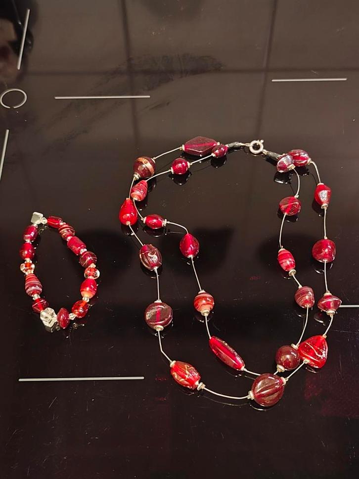 Vintage ketting, wijnrode kralen op staaldraad, zilver slot, Sieraden, Tassen en Uiterlijk, Kettingen, Gebruikt, Overige materialen