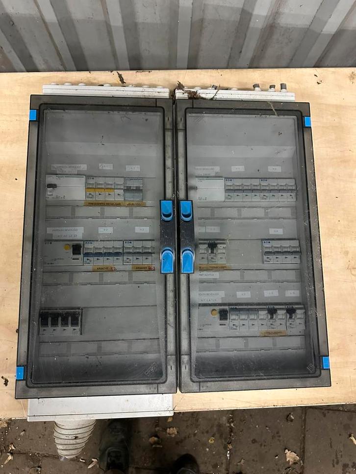 2 complete verdeelkasten (in één Eaton / Schneider / Hager, Doe-het-zelf en Verbouw, Elektra en Kabels, Zo goed als nieuw, Overige typen