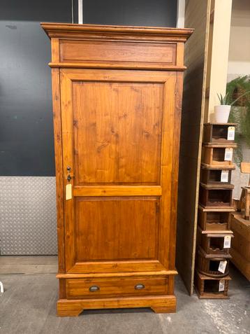 Houten Kledingkast met Sleutel beschikbaar voor biedingen