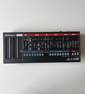 Roland JU-06 + K-25m Keyboard Dock beschikbaar voor biedingen