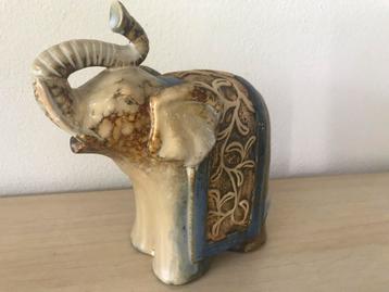 Decoratief olifantenbeeld beschikbaar voor biedingen