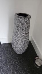 Grote grijs/zwarte vaas, pot 58 cm. hoog bovenaan 15 cm., Huis en Inrichting, Woonaccessoires | Vazen, Ophalen, Overige kleuren