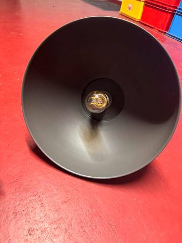 Stijlvolle Lamp met Metalen Kap beschikbaar voor biedingen