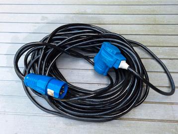 30 meter CEE haakse verlengkabel met extra 230 volt uitgang beschikbaar voor biedingen
