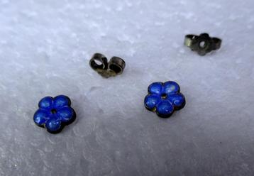 Oor stekertjes kleine blauwe bloempjes (zilver?) beschikbaar voor biedingen