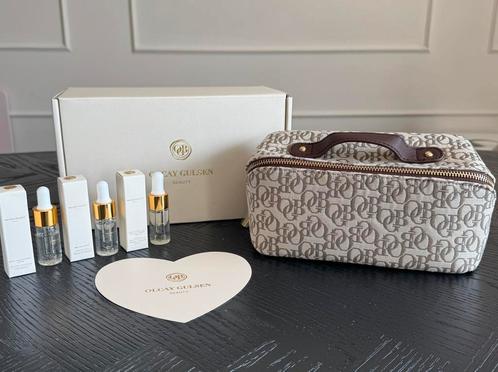Olcay Gulsen OGB toilettas met 3 travel miniaturen serums, Sieraden, Tassen en Uiterlijk, Uiterlijk | Gezichtsverzorging, Nieuw
