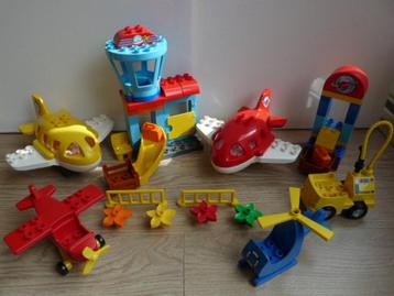 * Duplo: Groot Vliegveld met 4 vliegtuigen, vliegtuig *   beschikbaar voor biedingen