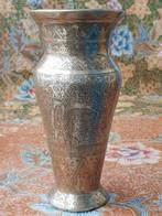 Mooie bewerkte antieke koperen vaas uit Indonesië 16,5 cm.