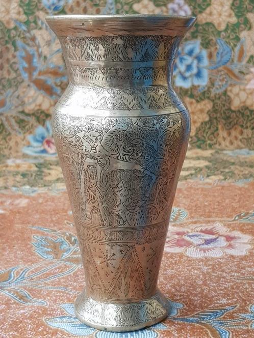 Mooie bewerkte antieke koperen vaas uit Indonesië 16,5 cm., Antiek en Kunst, Antiek | Vazen, Ophalen of Verzenden