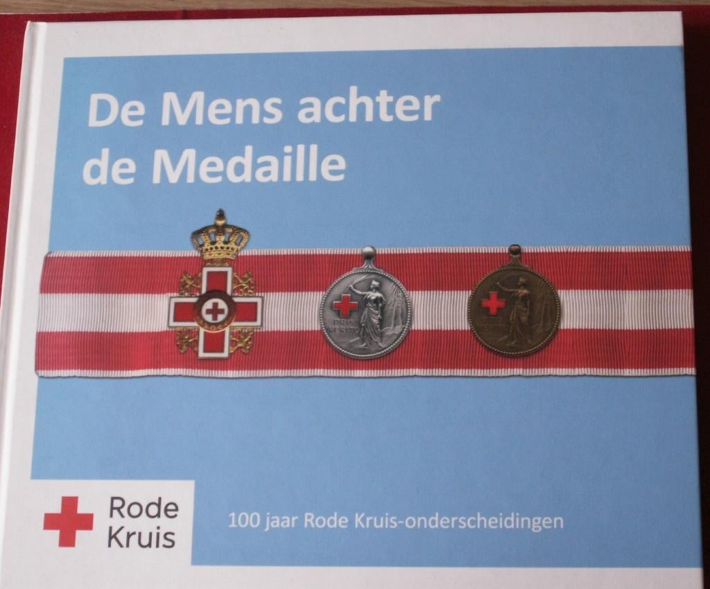 100 jaar Rode Kruis onderscheidingen De mens achter medaille, Ophalen of Verzenden, 20e eeuw of later, Nieuw