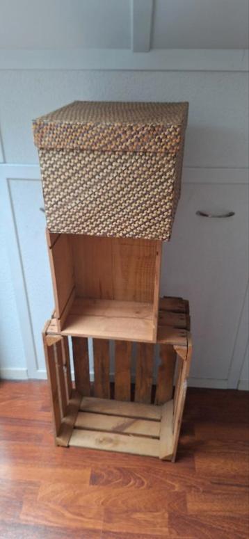 Houten kratten en mand beschikbaar voor biedingen