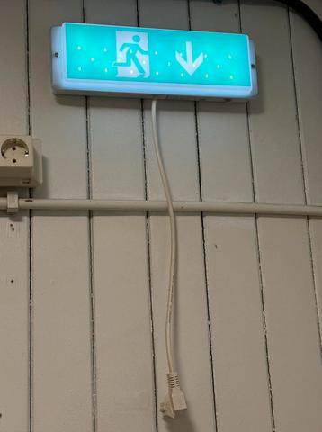 Noodverlichting nooduitgang accu en stroom ( evt. 3 stuks) beschikbaar voor biedingen