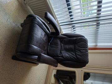Electrisch verstelbare stoelen in leer. beschikbaar voor biedingen