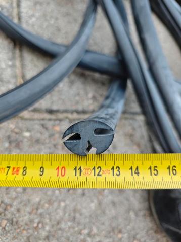 Rubber peesprofiel - 16 meter beschikbaar voor biedingen