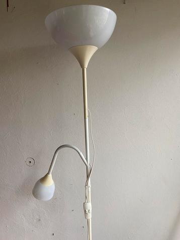 Vloerlamp gratis beschikbaar voor biedingen