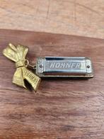 Mini Mondharmonica Hohner met speld, Muziek en Instrumenten, Blaasinstrumenten | Mondharmonica's, Overige typen, Gebruikt, Ophalen of Verzenden