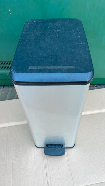 Curver pedaalemmer afvalbak  61,5 cm hoog beschikbaar voor biedingen
