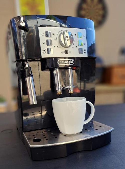 DeLonghi Magnifica koffiemachine, Witgoed en Apparatuur, Koffiezetapparaten, Gebruikt, Koffiebonen, Koffiemachine, Afneembaar waterreservoir