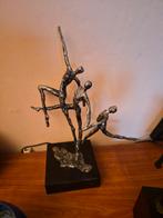 Bronzen beeld van dansende figuren, Ophalen