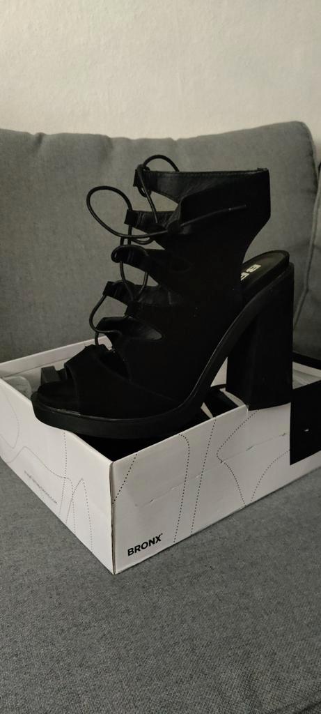 Nieuwe suède blokhak schoenen met. 41 (zijn meer maat 40), Kleding | Dames, Schoenen, Nieuw, Ophalen of Verzenden