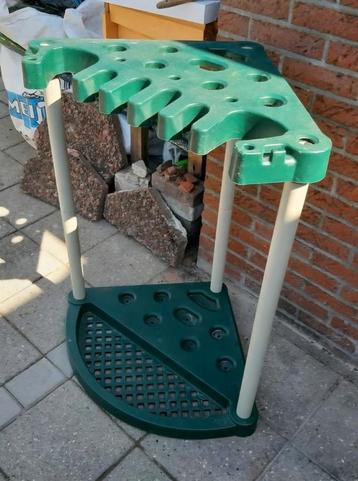 Handig hoek opbergsysteem voor tuingereedschap beschikbaar voor biedingen