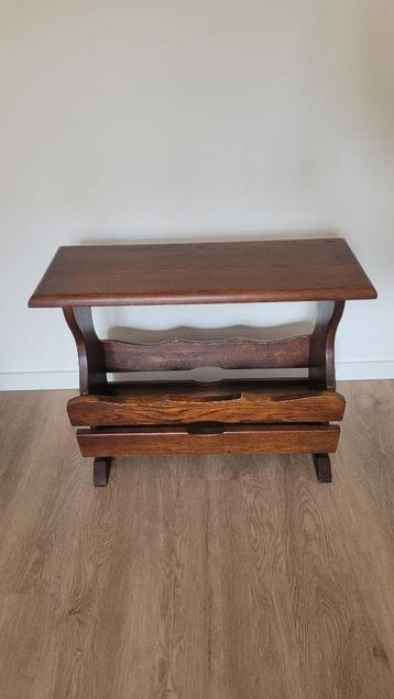 Lectuurbak, krantenbak. Klassiek eiken (tevens bijzettafel) beschikbaar voor biedingen