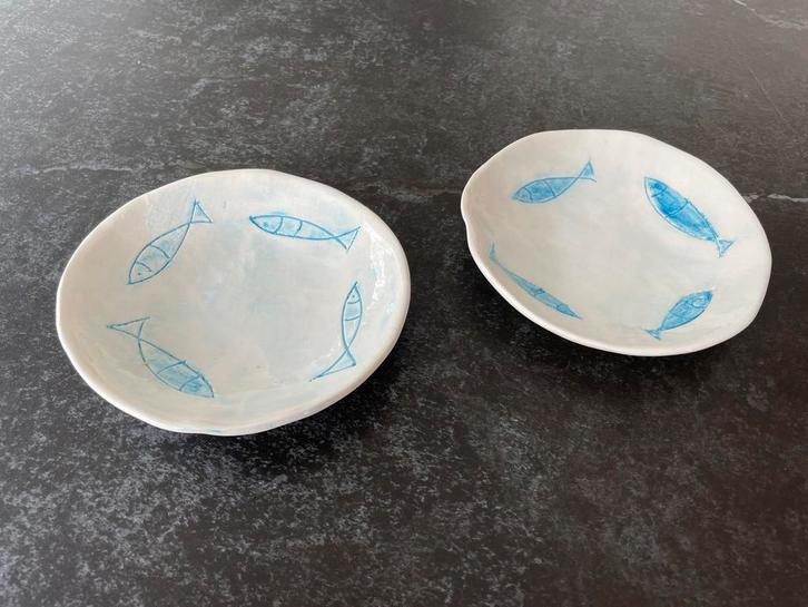 Twee handgemaakte schotels, schaaltjes, vissen, spaans, Huis en Inrichting, Keuken | Servies, Nieuw, Schaal of Schalen, Overige stijlen
