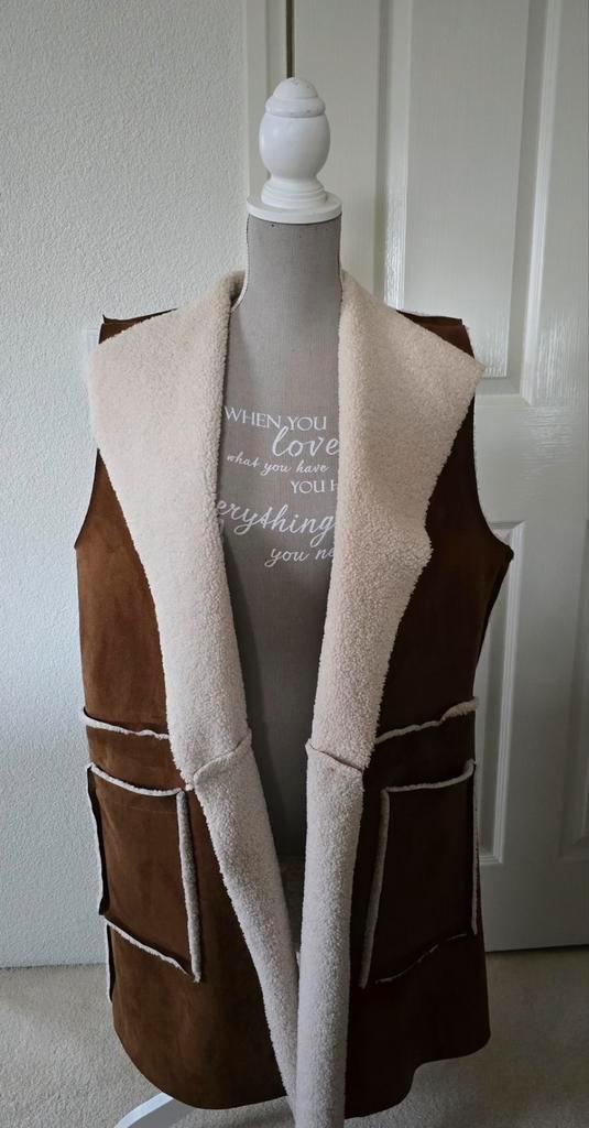 Suède Bodywarmer met Bont - Stijlvol & Warm!, Kleding | Dames, Bodywarmers, Zo goed als nieuw, Maat 42/44 (L), Bruin, Ophalen of Verzenden