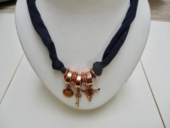 Ketting Boho Wrap Buffalo strech stof +3 goudkleur hangers, Sieraden, Tassen en Uiterlijk, Kettingen, Zo goed als nieuw, Overige materialen
