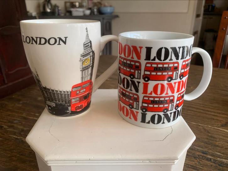 2 stuks mokken- London, Huis en Inrichting, Keuken | Servies, Gebruikt, Kop(pen) en/of Schotel(s), Overige stijlen, Porselein