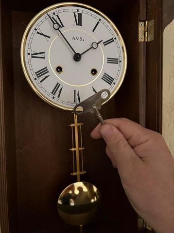 Hangklok met slinger en gong beschikbaar voor biedingen