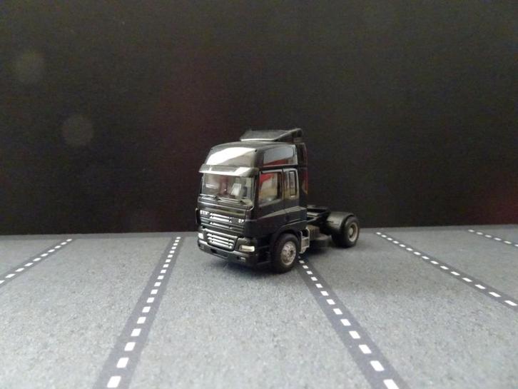669 herpa daf cf 2-as trekker zwart 1:87 truck trein, Hobby en Vrije tijd, Modelauto's | 1:87, Zo goed als nieuw, Bus of Vrachtwagen