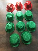 11 feesthoedjes met glitters - 3 rode en 8 groene, Ophalen of Verzenden, Zo goed als nieuw
