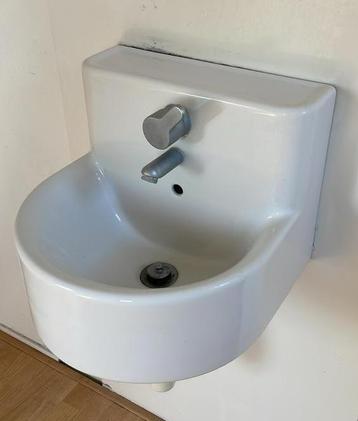 Wasbak met kraan en sifon beschikbaar voor biedingen