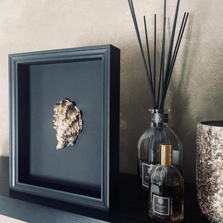 Oesterlijst met Gouden Oester - Zwarte lijst en achtergrond, Huis en Inrichting, Woonaccessoires | Lijsten, Nieuw, Minder dan 50 cm