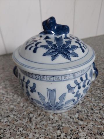 Antiek Chinees porselein lotus pot beschikbaar voor biedingen