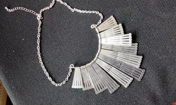 Fantastische Elegante Modieuze Ketting Trend Choker Zilver beschikbaar voor biedingen