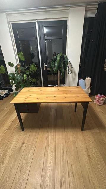 Houten bureau beschikbaar voor biedingen