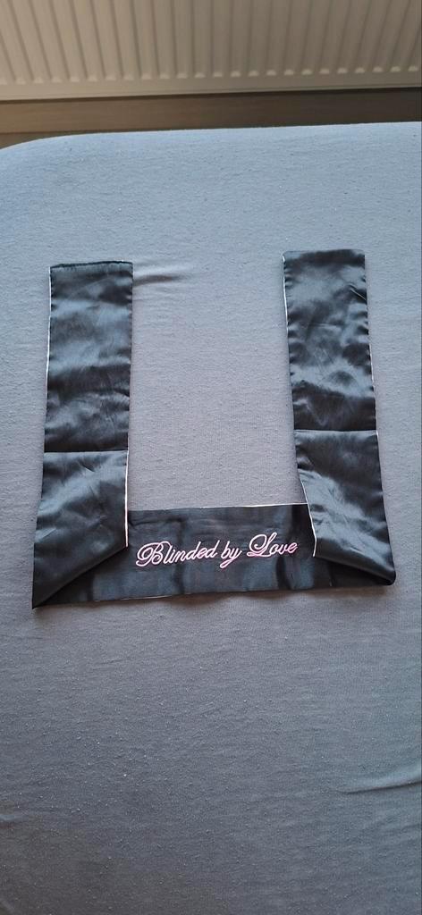 Satijnen blinddoek - Blinded by Love, Kleding | Dames, Hoeden en Petten, Zo goed als nieuw, One size fits all, Ophalen of Verzenden