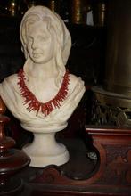 Fraai puntgaaf antiek borstbeeld met antieke bloedkoraal, Antiek en Kunst, Ophalen of Verzenden