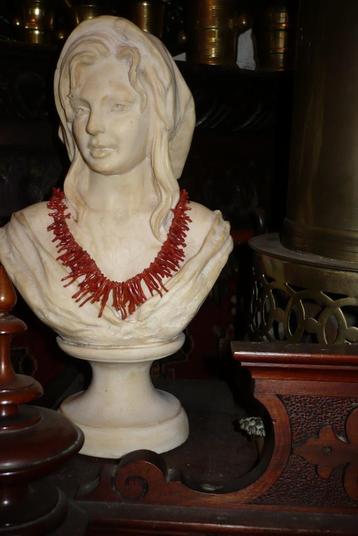 Fraai puntgaaf antiek borstbeeld met antieke bloedkoraal  beschikbaar voor biedingen