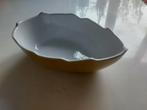 Schaal in de vorm van ei of blad kartelrand geel ceraform, Gebruikt, Keramiek, Ophalen of Verzenden, Schaal of Schalen
