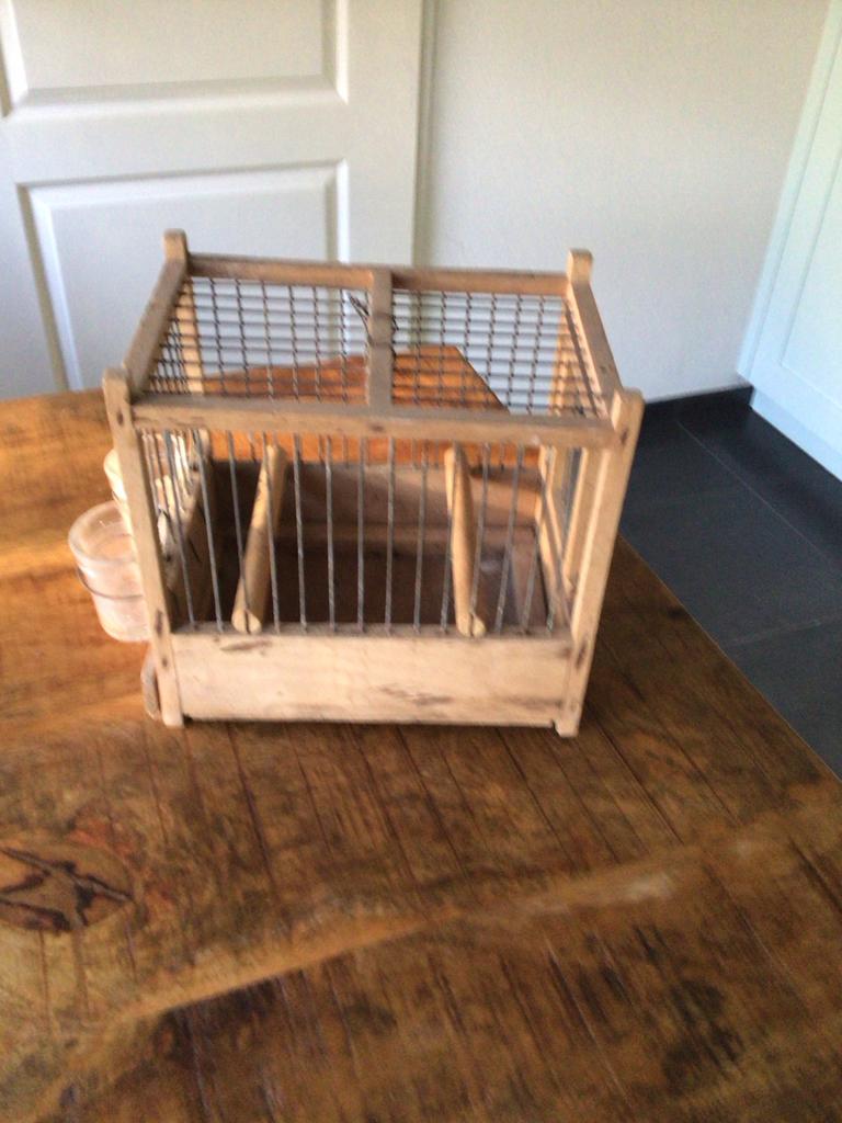 Vintage kanarie zangkooitje met glazen drink en voerbakje, Dieren en Toebehoren, Vogels | Hokken en Kooien, Ophalen of Verzenden