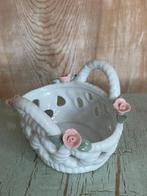 Vintage mandje van wit porselein. Rose porseleinen roosjes., Antiek en Kunst, Ophalen