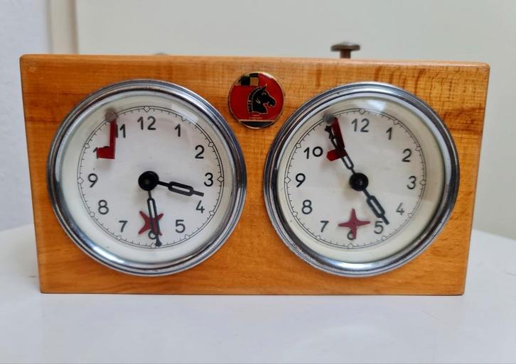 Schaakklok analoog jaren 70 licht bruin met embleem mooi, Hobby en Vrije tijd, Gezelschapsspellen | Bordspellen, Gebruikt, Een of twee spelers