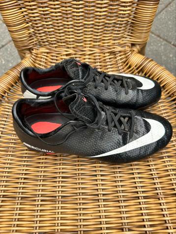 Niks voetbalschoenen beschikbaar voor biedingen