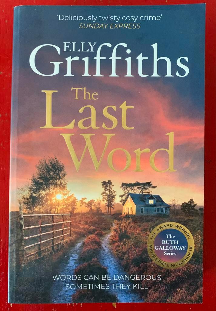 Elly Griffiths - The Last Word, Boeken, Thrillers, Zo goed als nieuw, Ophalen of Verzenden
